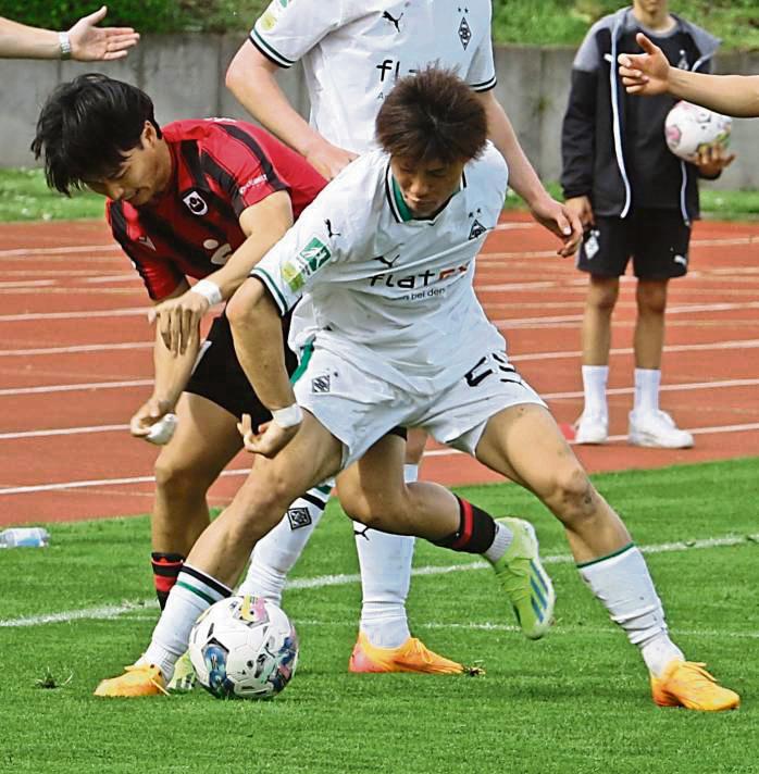 Asienduell: Lippstadts Seung-won Lee (l. Südkorea) und Gladbachs Shio Fukuda (Japan) beharken sich.