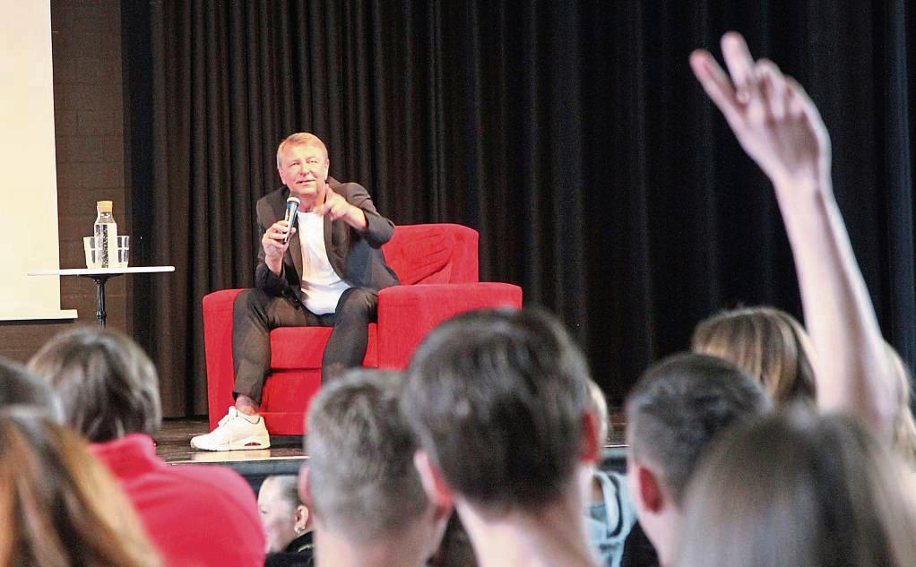 Beim Format „Landtag lokal“ brachte Christof Rasche den Schülern des Gymnasiums im letzten Jahr bereits die Politik auf Landesebene näher. Nach einem SPD-Antrag soll nun die Lokalpolitik in den Fokus rücken und die Ratssitzung in der Aula stattfinden. Foto: Puls