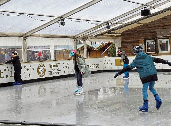 Optimal sind die frühlingshaften Temperaturen für den Betrieb der Eisbahn auf dem Weihnachtsmarkt nicht. Foto: Andreas Balzer