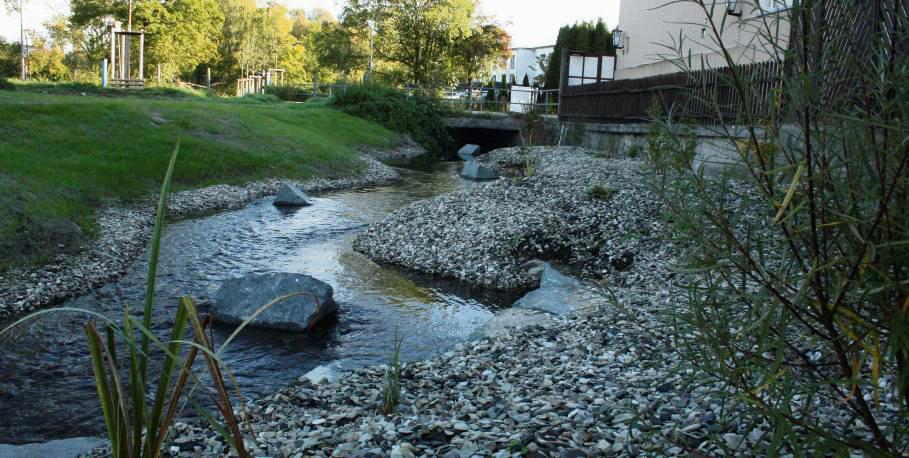 Kiesbänke und „Störsteine“, damit das Wasser „an der Böschung knabbern“ kann: Im Park Südertor-Ost ist die Südliche Umflut bereits renaturiert. Im Frühjahr kommenden Jahres wird ein Teilstück auf der anderen Seite des Südertors umgestaltet. Foto: Niggenaber