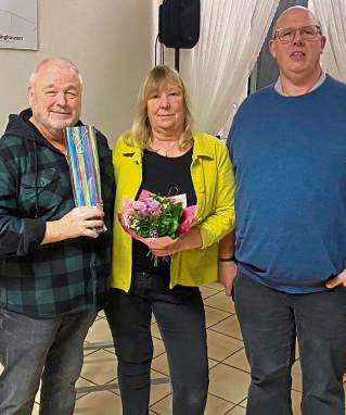 Mit der Ehrennadel ausgezeichnet wurde (v.l.) Franz-Josef Lüchtefeld – Ehefrau Inge und Olaf Sauermann gratulierten.