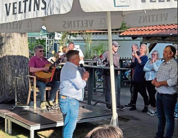 Schauspieler Willi Thomczyk (links an der Gitarre), bekannt aus der RTL-Kultserie „Die Camper“, sorgte mit einem einstündigen Auftritt für beste Unterhaltung.