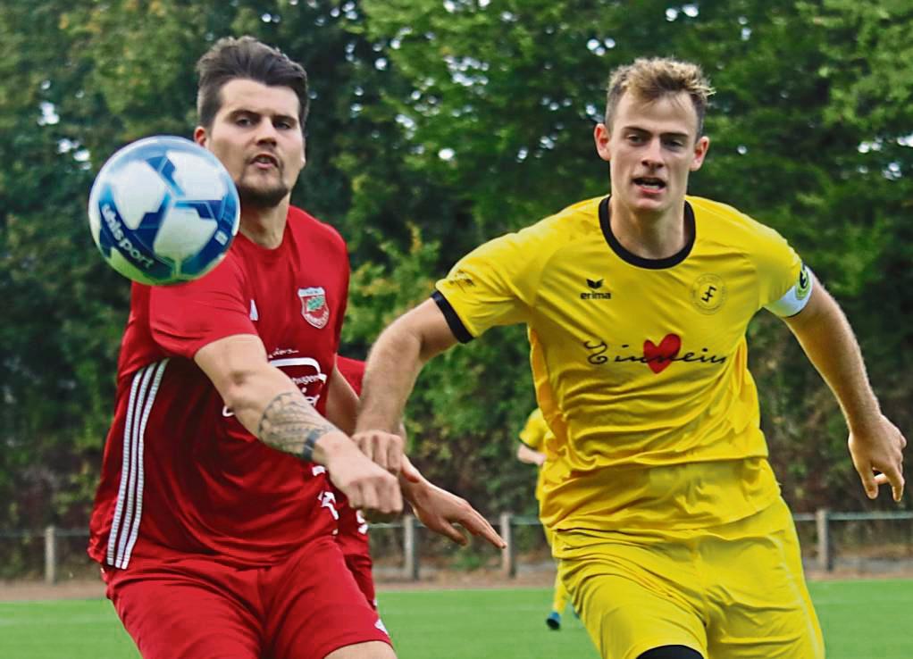 Seiner Favoritenrolle gerecht wurde Spitzenreiter SuS Bad Westernkotten II (in Gelb) gegen Liga-Schlusslicht Anröchte II (in Rot) und siegte am Ende mit 6:1. Foto: Thomas Wiegand