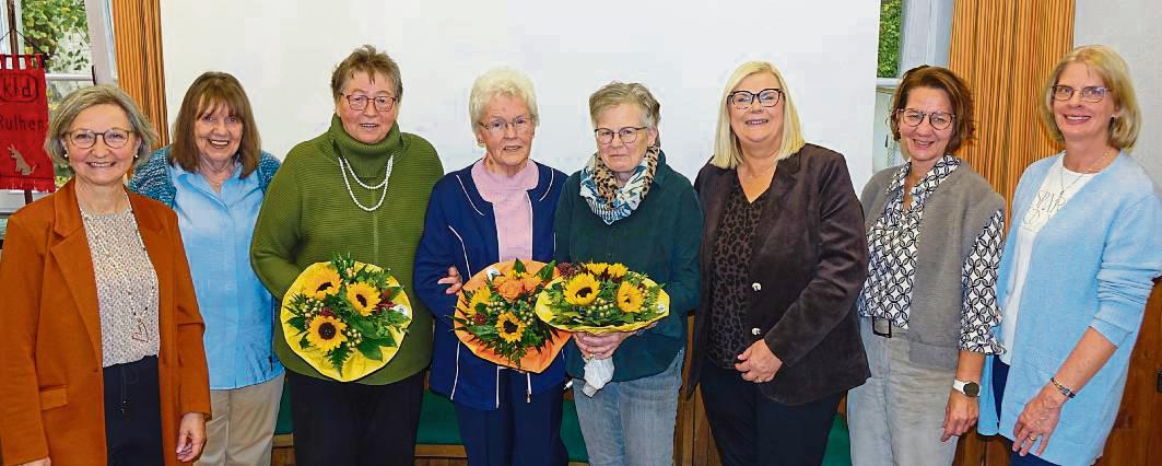 Blumen gab es für die Jubilarinnen der kfd Rüthen. Foto: Marcus Kloer