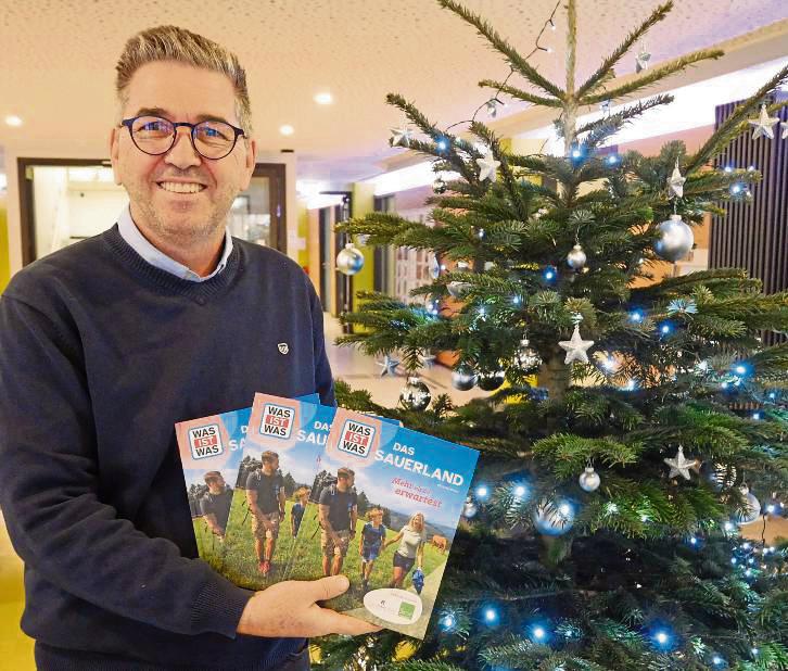 Das neue WWW-Buch übers Sauerland präsentiert Rüthens Tourismusmanager Klaus-Dieter Hötte. Foto: Sarah Bsdurek