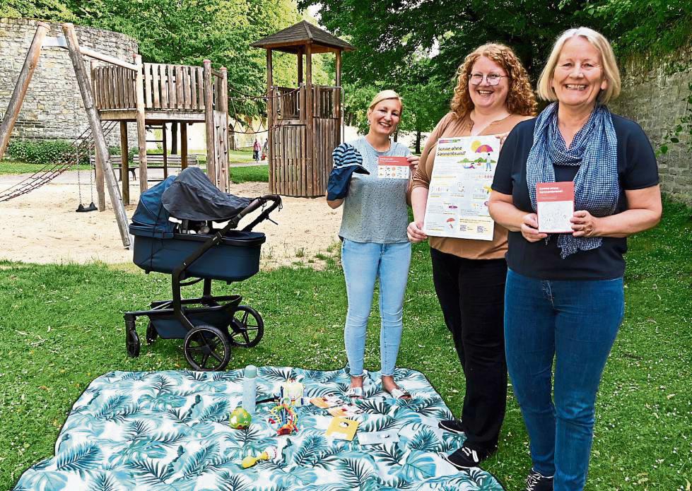 Möchten dafür sensibilisieren, bei großer Hitze die Gesundheit aktiv im Blick zu behalten: Katrin Lenze (M.) von der Fachstelle umweltbezogener Gesundheitsschutz und Prävention des Kreises Soest sowie Inga Holt (l.) und Marianne Schaefer (r.) von der Schwangeren- und Schwangerschaftskonfliktberatungsstelle des Kreises. Foto: Kalle (Kreis Soest)
