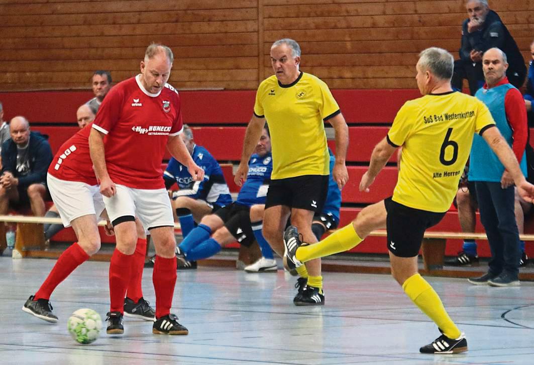 Erst durch zwei Last-Minute-Tore tüteten die Gehfußballer des späteren Turniersiegers TuS Anröchte (in Rot) den 2:0-Sieg gegen den SuS Bad Westernkotten ein. Foto: Wiegand