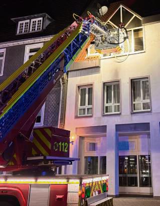 Die Feuerwehr Lippstadt fand den Bewohner (58) tot in seiner brennenden Wohnung in der Brüderstraße. Foto: Lametz