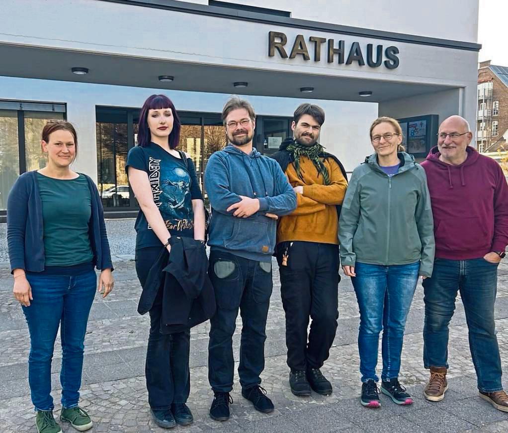 Frisch gegründet (v.l.): Lisa Scholz, Kaja Erbuth, Benedikt Stephan, Elric Stephan und Julika Stephan gehören zur Basisgruppe, Manfred Weretecki (Kreisvorstand) freut sich.