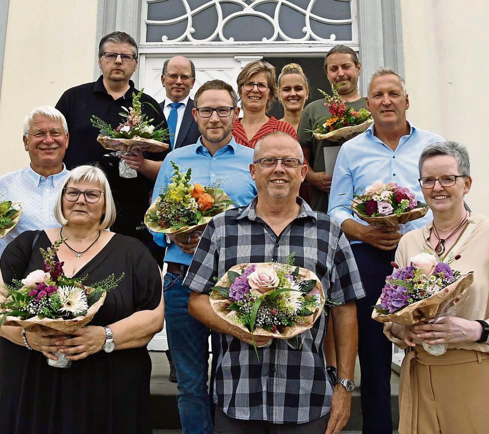 Die Glückwünsche von Stephan Tydecks (erster Beigeordneter), Jutta Kleegräfe (Fachdienstleiterin Personal) und Laura Sonntag (stellvertretenden Personalratsvorsitzenden; hintere Reihe v.l.) nahmen Erika Kötter, Norbert Voßebürger, Petra Rygula (erste Reihe v.l.), Günter Heinrichsmeier, Thorsten Schmidt, Udo Muckelmann (zweite Reihe v.l.), Christian Dicke und Tobias Hegemann (dritte Reihe v.l.) entgegen.