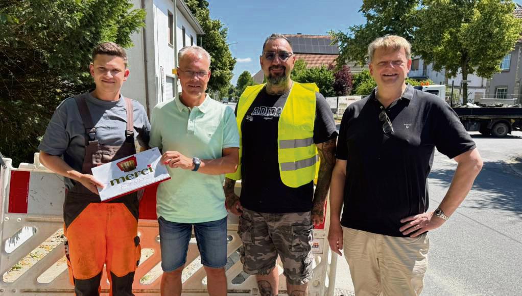 Olaf Reen (2.v.l.) und Michael Rüther (r.) bei der Besichtigung der Glasfaserarbeiten an der Berger Landstraße.