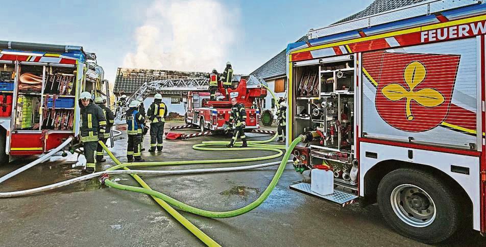 Großeinsatz in Verne: Auf einem landwirtschaftlichen Betrieb stand ein Anbau in Flammen. Tiere und Menschen kamen nicht zu schaden. Foto: Feuerwehr Salzkotten
