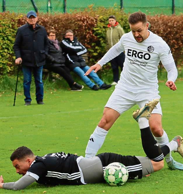 Langeneicke am Boden. Die Arminen verloren ihr Auswärtsspiel bei SW Overhagen mit 1:2. Foto: Feichtinger