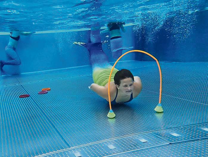 Beim Mermaiding können Kinder und Jugendliche mit Meerjungfrauenflossen schwimmen. Archivfoto: Dormels