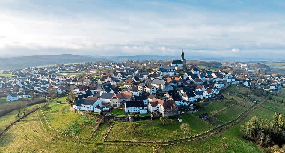 Kallenhardt geht beim Wettbewerb „Unser Dorf hat Zukunft“ in die nächste Runde und bereitet den Rundgang mit der Jury vor. Foto: Eickhoff
