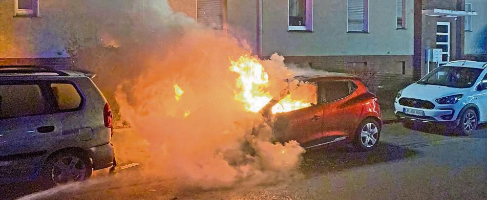 Einsatz für die Feuerwehr: An der Landsberger Straße im Lippstädter Süden brannte ein Auto am Dienstag, gegen 3.18 Uhr, lichterloh. Fotos: Matthias Köller (Feuerwehr Lippstadt)