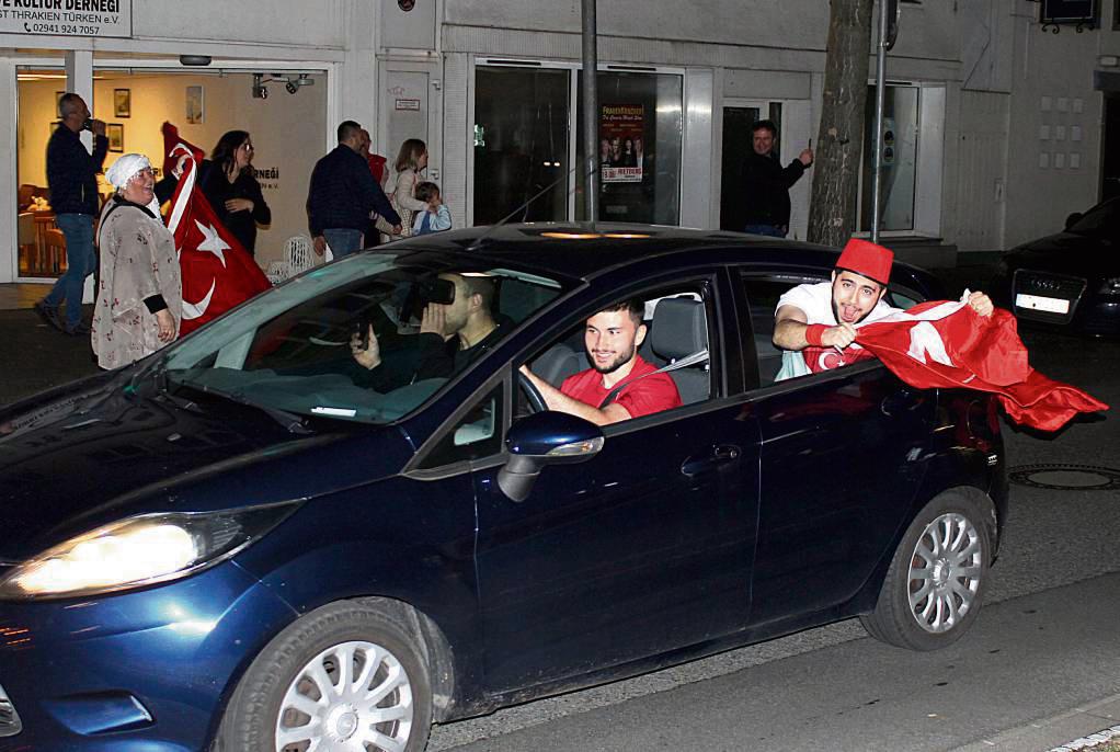 Der Jubel der türkischen Fans kannte am Dienstagabend keine Grenzen. Fotos: Motog