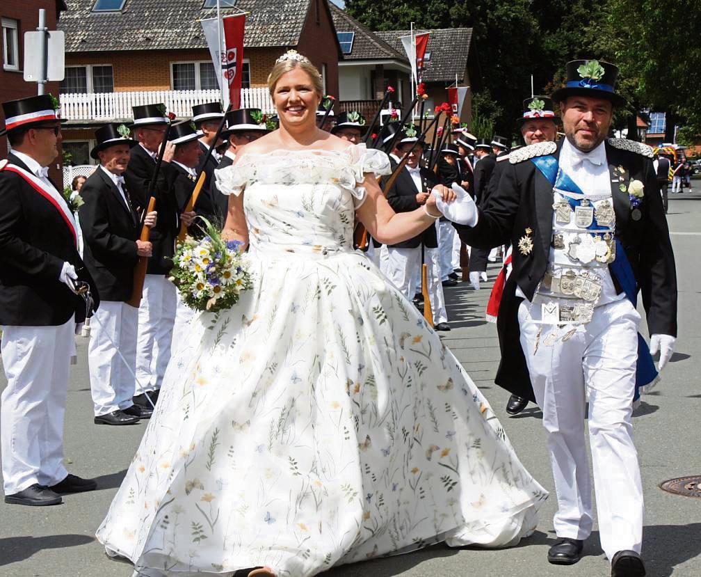 Strahlender Sonnenschein und viel Applaus von den Zaungästen in den Straßen begleiteten den Festzug am Sonntag mit dem Königspaar Michael und Lisa Lammert. Fotos: Pape-Rüther