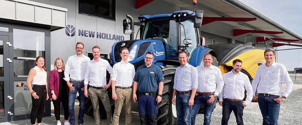 Am früheren Kleine-Standort in Anröchte ist inzwischen Agrartechnik Altenberge zu finden – hier u.a. New-Holland-Vertretern und Geschäftsführer Hendrik Schulze Isfort (4.v.l.).