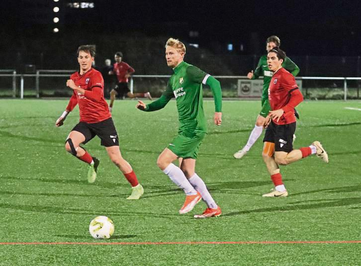 Iker-Luis Kohl (l.) und Gentrit Muja (r.) empfangen am Sonntag mit dem SV Lippstadt den SV Rödinghausen. Foto: Frank Lütkehaus