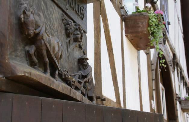 Unter anderem dieses schmucke Holzrelief ist am gesuchten Ort zu finden. Foto: Winkelmann