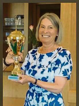 Stolze Siegerin des Turniers: Renate Balzer aus Warstein freute sich über den Pokal.