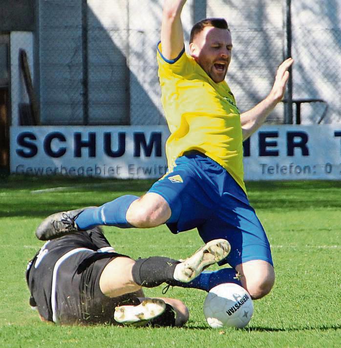 Autsch, das tat weh: Ehringhausens Daniel Pfennig wird hier rüde von den Beinen geholt. Die Gastgeber mussten sich mit einem 1:1 gegen GW Allagen begnügen. Foto: Schnieder
