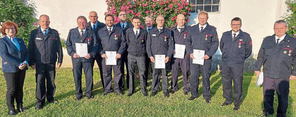 Neun Feuerwehrleute wurden jetzt von der stv. Bürgermeisterin Helga de Horn (l.), Wehr-Chef Christian Meyer (2.v.l.) und Stellvertreter Bernd Peterburs (4.v.l.) geehrt. Nicklas Gnegel (7.v.l.) ist jetzt stv. Zugführer des Löschzuges 5. Foto: Dreier (Feuerwehr Lippstadt)