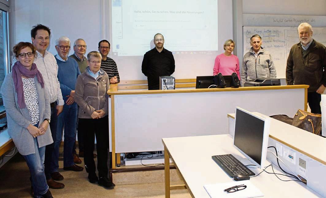 Thomas Kraft (M.) erklärt den Teilnehmern die Anwendung von KI im Alltag und wo sie an ihre Grenzen stoßen kann. Foto: Soraya Dietz