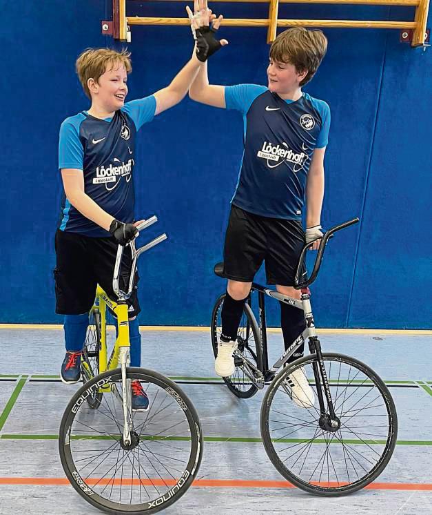 Starkes Team: Radballer Maxim Dodel (links) und Emil Krüger.