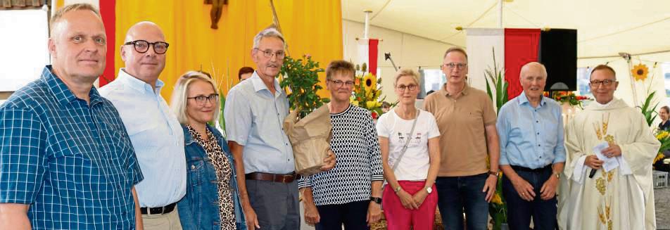 Sichtlich überrascht waren Ortsvorsteher Heinrich Berglar und seine Frau Rita (4.u.5.v.l.)über die Ehrung von der Dorfgemeinschaft Waltringhausen. Foto: Priesnitz
