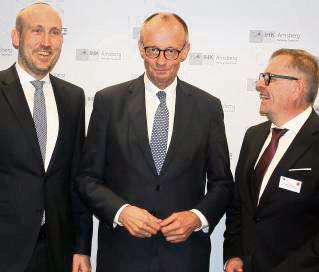 Für die IHK begrüßten Jörg Nolte und Andreas Knappstein (r.) den Kanzler. Foto: Schwade