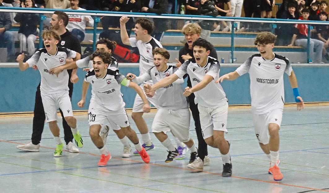 Der Moment der Erlösung: Die BII-Junioren des SV Lippstadt gewannen das dramatische Finale um die Kreismeisterschaft im Neunmeterschießen. Fotos: Uwe Feichtinger