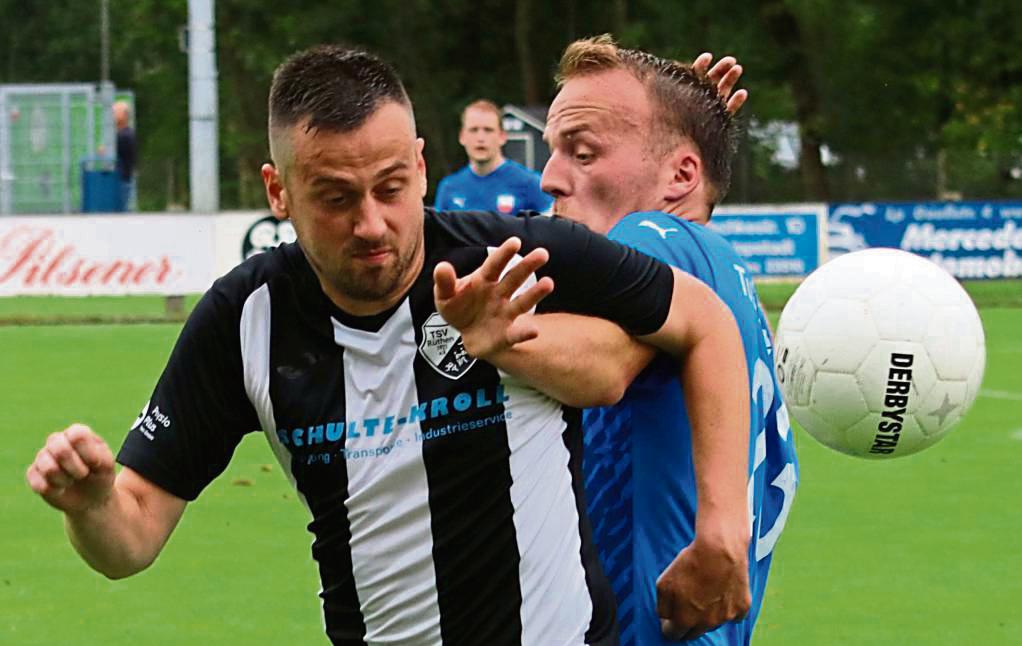 Der TSV Rüthen (links mit Oliver Henneböhl) ist mit drei Punkten aus zwei Spielen gestartet. „Zufriedenstellend“, so Trainer Helle. Der TuS Lipperode (in Blau) ist derweil noch ungeschlagen. Foto: Wiegand