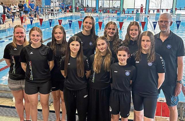 Zum Aufgebot von Teutonia Lippstadt bei den deutschen Schwimm-Mannschaftsmeisterschaften in Bochum gehörten (v.l.): Trainerin Sabine Andermahr, Marlene Diers, Lena Jürgens, Mia Alice Wintz, Eleni Schröder, Angelina Below, Romy Schröder, Frida Cedrola, Greta Bock, Laura Ortmann und Trainer Hans-Jürgen Brink.