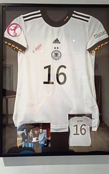Ein DFB-Original-Trikot von U19-Nationalspielerin Emilia Deppe hängt seit Kurzem im Cappeler Clubhaus. Die Lippstädterin überreichte dies persönlich an den SuS.