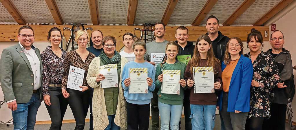 Zahlreiche verdiente Mitglieder freuten sich beim Spielmannszug Langenstraße-Heddinghausen über Ehrungen.
