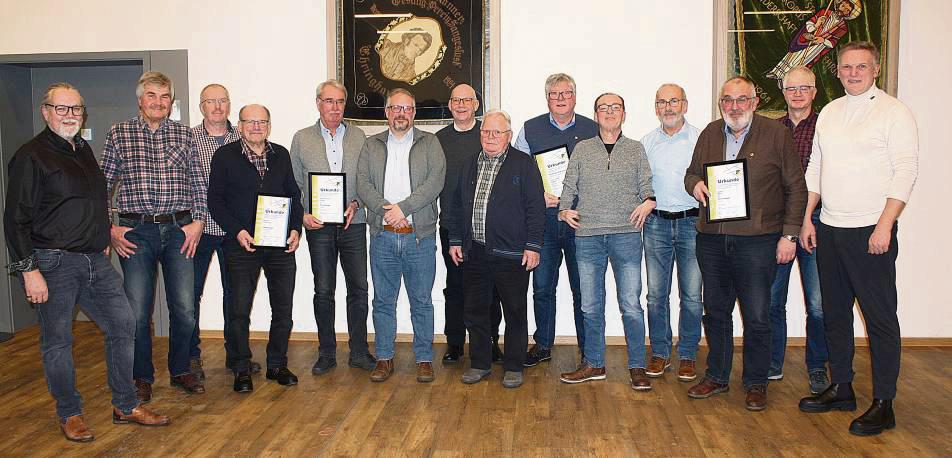 Das Vereinsjubiläum war das zentrale Thema der Jahreshauptversammlung des MGV Sangeslust Ehringhausen. Darüber hinaus standen Neuwahlen und Ehrungen an. Foto: Pape-Rüther