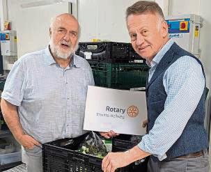 1000 Euro spendeten die Rotarier an die Tafel.
