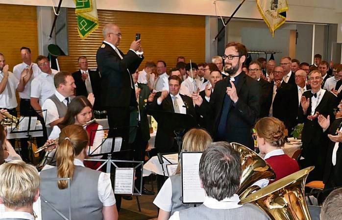 Vikar Patrick Vitt hielt nicht nur die Predigt beim Festhochamt, sondern dirigierte auch den Musikverein. Fotos: Priesnitz