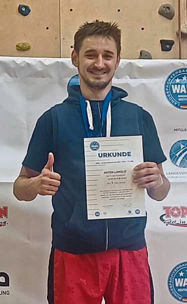 Daumen hoch: Kickboxer Anton Langliz vom JSV Lippstadt freut sich über seinen ersten Platz bei den Landesmeisterschaften.