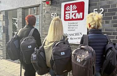 30 Rucksäcke für Wohnungslose haben die Rotarier gespendet.