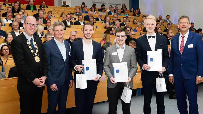 Forschung und Wirtschaft vernetzen: Die FH verlieh die mit je 3000 Euro dotierten (Kirchhoff-Preise. Foto: Pösentrup