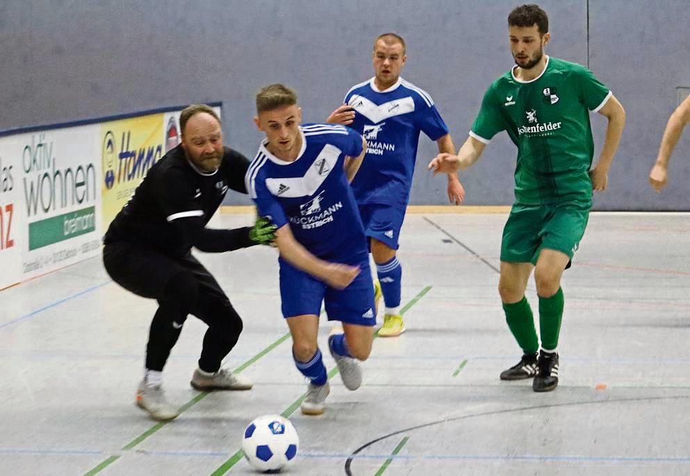 Nach der 1:4-Auftaktpleite gegen Langenberg-Benteler (in Grün), steigerte sich der SuS Westenholz (in Blau) im Turnierverlauf und verlor am Ende nur noch das Finale. Foto: Uwe Feichtinger