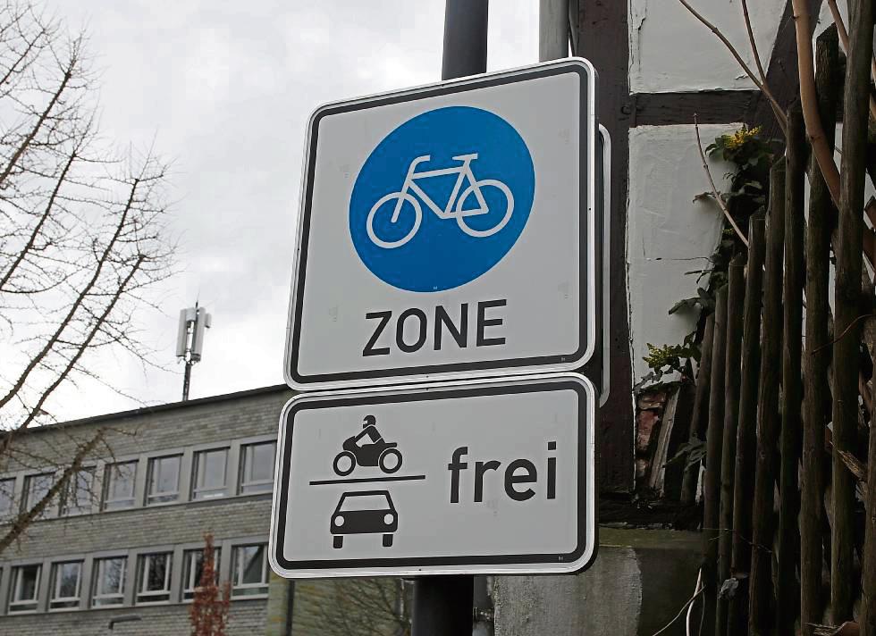 Die Fahrradzone in der Erwitter Innenstadt räumt Radfahrern Sonderrechte ein. Außerorts könnte ein solches Vorhaben jedoch rechtlich an ihre Grenzen stoßen. Archivbild: Puls