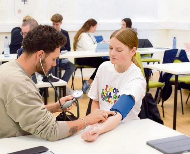 Praxisnah und hochmodern ist die neue LWL-Pflegeschule in Benninghausen eingerichtet. Der Unterricht in dem Neubau läuft inzwischen.