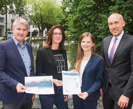 Die Umfrage-Ergebnisse präsentierten Jörg Nolte und Sina Sossna (2.v.r., beide IHK) Remco van der Velden und Dagmar Hermes. Foto: Schwade