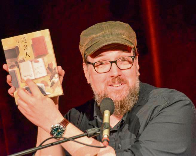 Sogar in Fernost ein Hit: Carsten Henn mit der taiwanesischen Ausgabe des „Buchspazierers“. Foto: Dietmar Gröbing