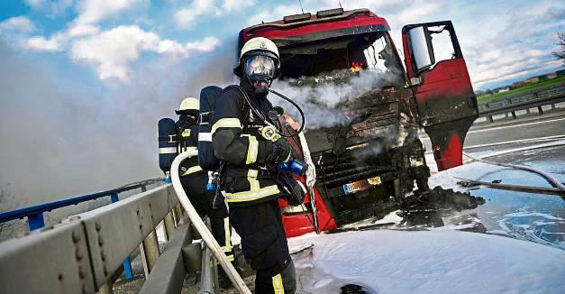 Auf der A44 brannte am Mittwochabend ein Lkw. Die Fahrbahn Richtung Dortmund wurde voll gesperrt. Foto: Schröder