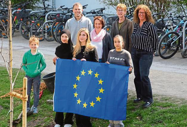Setzen sich mit dem Verein Lippstädter Grün am Ostendorf für den Klimaschutz ein (mit Europaflagge, v.l.): Salma Fouad, Hanum Tasalliyev, Lina Messari. Foto: Münstermann